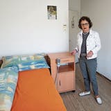 Kathrin Hilber, Präsidentin der Sana Fürstenland, zeigt eines der nicht mehr zeitgemässen Zimmer im «Espel». (Bild: Johannes Wey)
