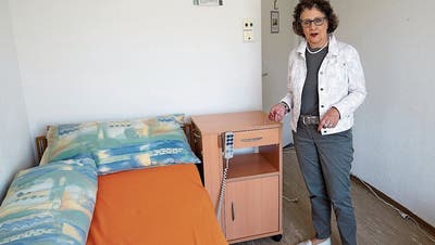 Kathrin Hilber, Präsidentin der Sana Fürstenland, zeigt eines der nicht mehr zeitgemässen Zimmer im «Espel». (Bild: Johannes Wey)