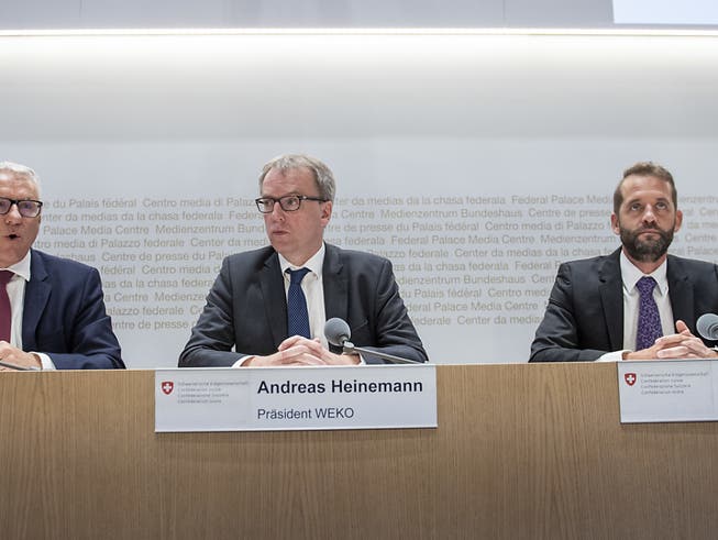 Patrik Ducrey, Direktor des Weko-Sekretariats, Weko-Präsident Andreas Heinemann und Frank Stüssi, stellvertretender Weko-Präsident (von links) an der Medienkonferenz in Bern. (Bild: KEYSTONE/MARCEL BIERI)