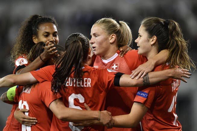 Die Schweizerinnen jubeln über einen hohen Erfolg gegen Litauen. (Bild: Keystone)