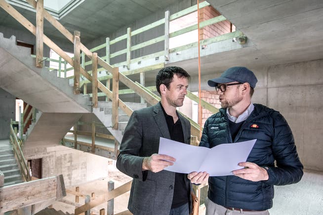 Florian Spichtig (links) mit Architekt Reto Durrrer auf der Baustellen des neuen Sachsler Schulhauses. (Bild: Pius Amrein, 2. Mai 2019)
