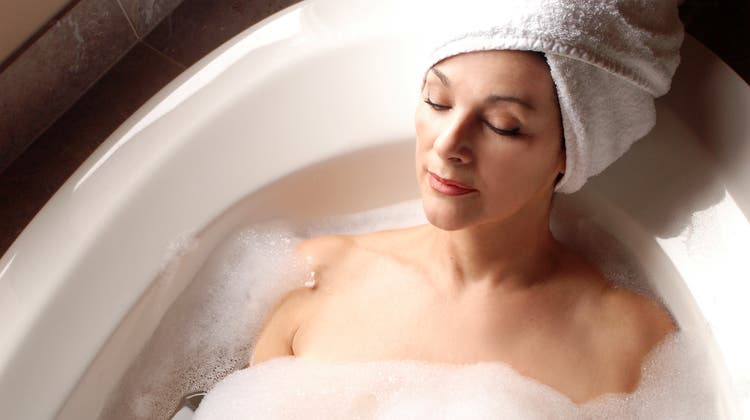 Warm baden vor dem Zubettgehen bei 40 bis 42,5 Grad Celsius hilft . (Bild: Getty)