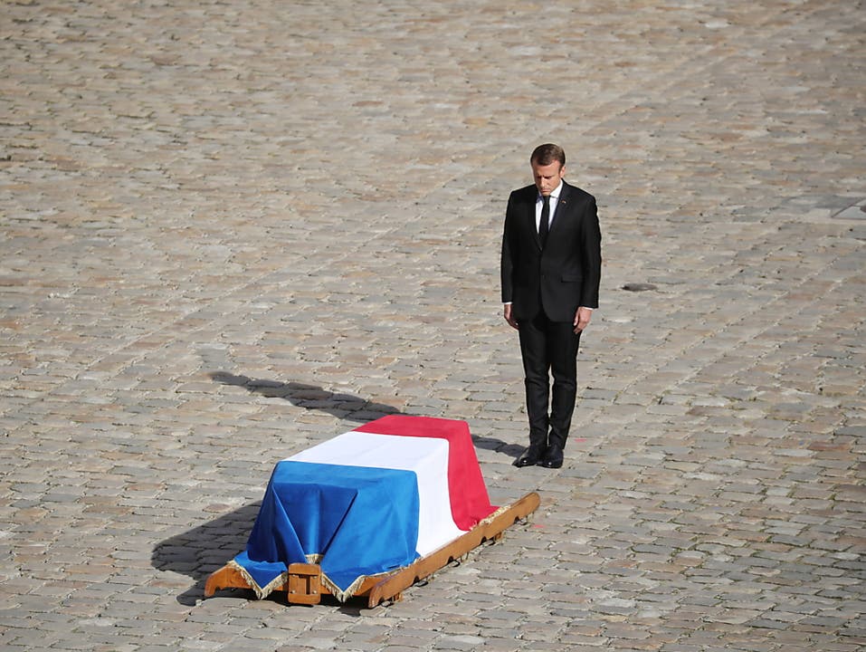 Frankreichs Staatspräsident Emmanuel Macron erwies am Montagvormittag dem ehemaligen Staatschef Jacques Chirac die letzte Ehre. (Bild: KEYSTONE/EPA/CHRISTOPHE PETIT TESSON)
