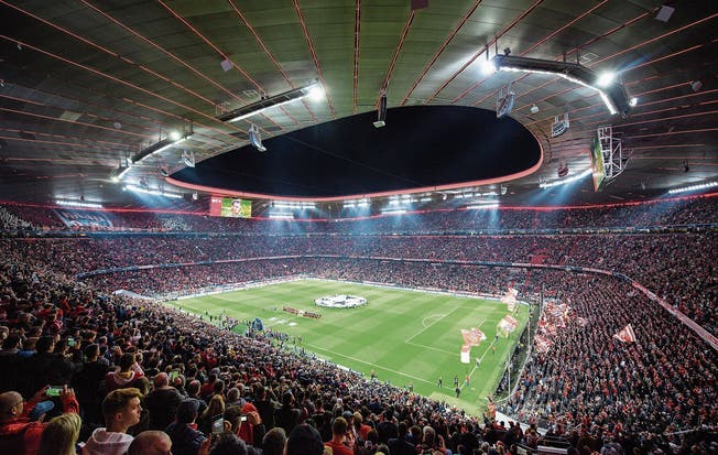 Die neu beleuchtete Allianz-Arena vor dem Champions-League-Spiel gegen Roter Stern. (Bild: Matthias Balk, DPA / München, 18.September 2019)