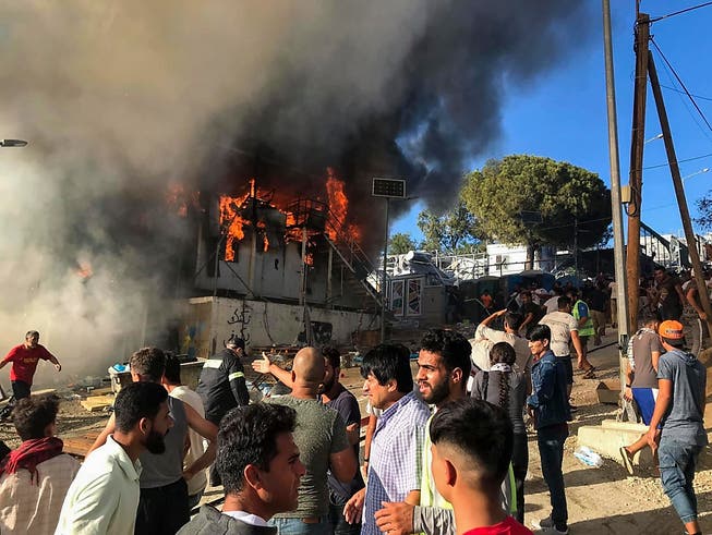 Ein Brand in einem Flüchtlingscamp auf der griechischen Insel Lesbos hat Proteste ausgelöst. (Bild: KEYSTONE/AP InTime News/UNCREDITED)