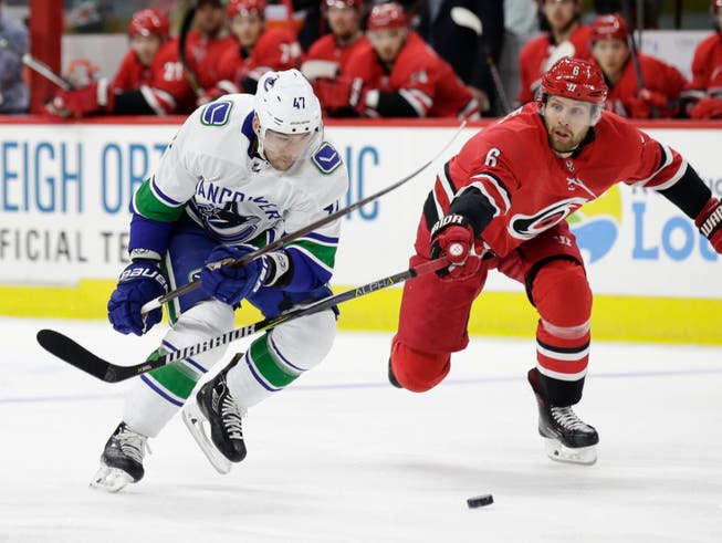 Vancouvers Sven Bärtschi (links) kann innerhalb von 24 Stunden von einem anderen NHL-Team verpflichtet werden (Bild: KEYSTONE/AP/GERRY BROOME)