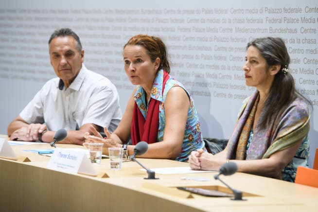 Yvette Estermann (Mitte) spricht an der Seite von Martin Frischknecht und Theres Schoeni an einer Medienkonferenz über die Volksinitiative (KEYSTONE/Anthony Anex)