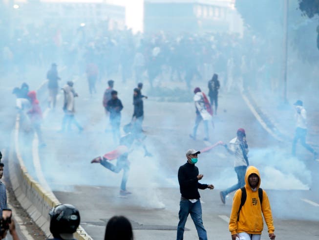 Tränengaswolke in der indonesischen Hauptstadt Jakarta. Dort sind Studentenproteste erneut von den Sicherheitsbehörden zerschlagen worden. (Bild: KEYSTONE/EPA/ADI WEDA)