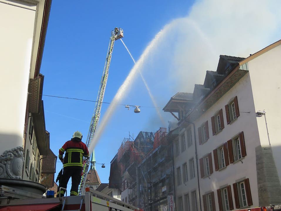 Zur Bekämpfung des Brandes in der Aarauer Altstadt wurden auch Feuerwehren aus benachbarten Gemeinden zugezogen. (Bild: Handout Kantonspolizei Aargau)