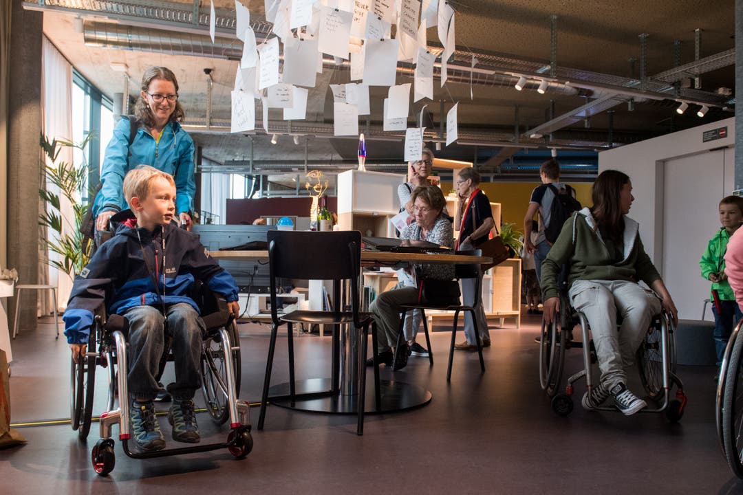 Das Besucherzentrum Paraforum beim Schweizer Paraplegikerzentrum Nottwil gibt einen Einblick in den Alltag von Menschen im Rollstuhl. Die Besucher können sich in der fiktiven WG bewegen und sich auch selbst in einen Rollstuhl setzen. (Bild: Boris Bürgisser, 5. September 2019, Nottwil)