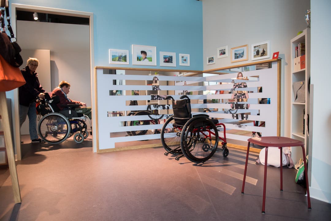 Das Besucherzentrum Paraforum beim Schweizer Paraplegikerzentrum Nottwil gibt einen Einblick in den Alltag von Menschen im Rollstuhl. Die Besucher können sich in der fiktiven WG bewegen und sich auch selbst in einen Rollstuhl setzen. (Bild: Boris Bürgisser, 5. September 2019, Nottwil)
