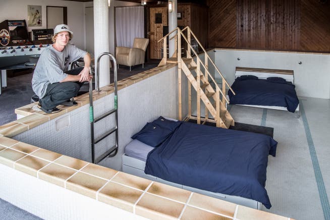 Rainer Karnowski in seinem Airbnb, wo die Betten in einem Indoor-Swimmingpool stehen. (Bild: Nadia Schärli, Luzern, 27. August 2019)
