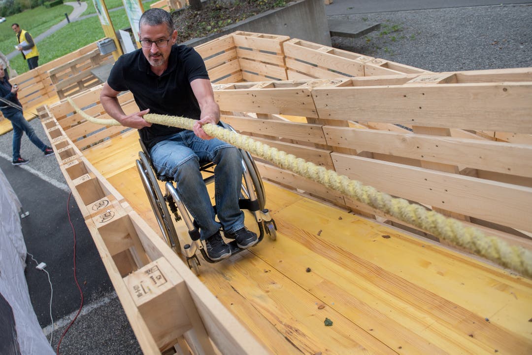 Der Rollstuhlparcours, Spiel ohne Grenzen vor dem GZI Gebäude, im Rollstuhl: Gregor Stäuble. (Bild: Boris Bürgisser, 5. September 2019, Nottwil)
