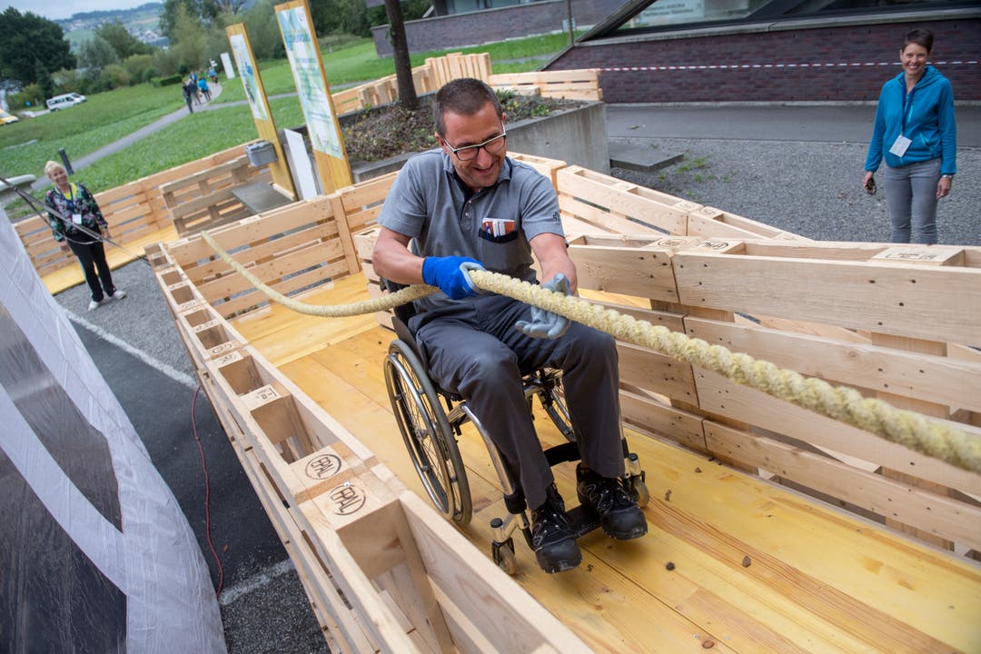 Der Rollstuhlparcours, Spiel ohne Grenzen vor dem GZI Gebäude, im Rollstuhl: Stephan Allemann. (Bild: Boris Bürgisser, 5. September 2019, Nottwil)