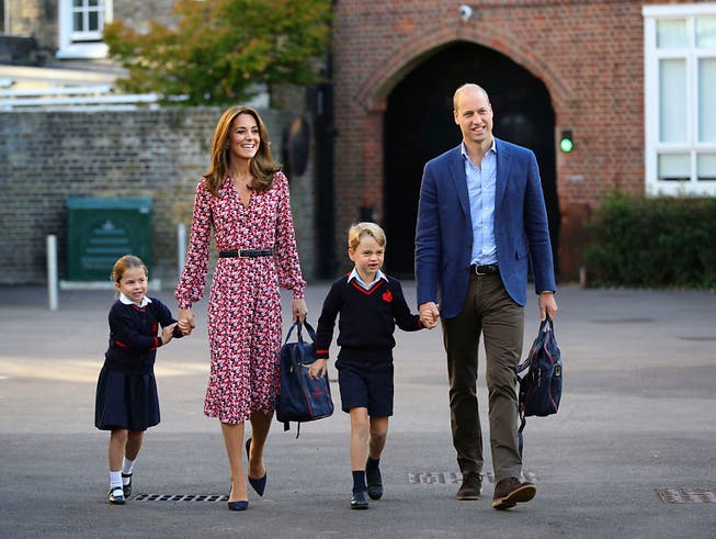 Unterwegs zum ersten Schultag: Die vierjährige Prinzessin Charlotte mit ihrem Bruder Prinz George und ihren Eltern Prinz William und Herzogin Kate. (Bild: KEYSTONE/AP PA Pool/AARON CHOWN)