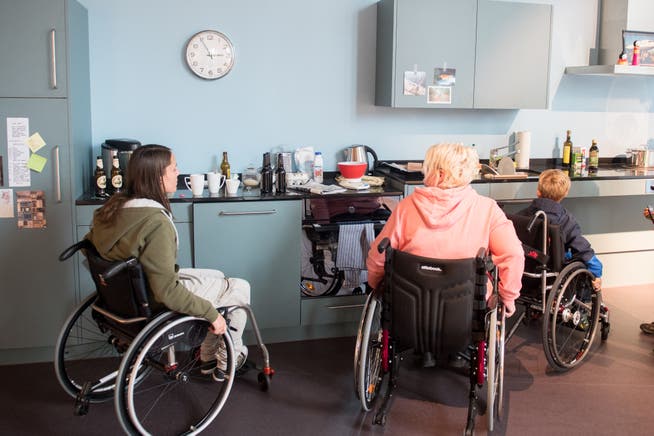 Das Besucherzentrum Paraforum beim Schweizer Paraplegikerzentrum Nottwil gibt einen Einblick in den Alltag von Menschen im Rollstuhl. Die Besucher können sich in der fiktiven WG bewegen und sich auch selbst in einen Rollstuhl setzen. (Bild: Boris Bürgisser, Nottwil, 5. September 2019)