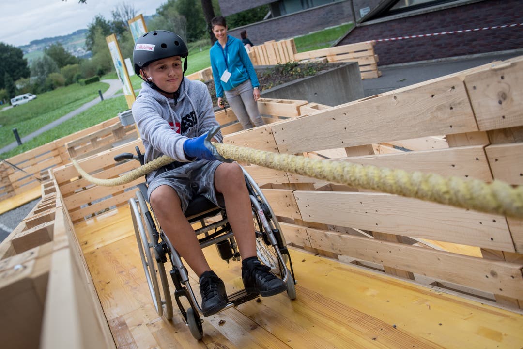 Der Rollstuhlparcours, Spiel ohne Grenzen vor dem GZI Gebäude, im Rollstuhl Ditmir Gashi. (Bild: Boris Bürgisser, 5. September 2019, Nottwil)