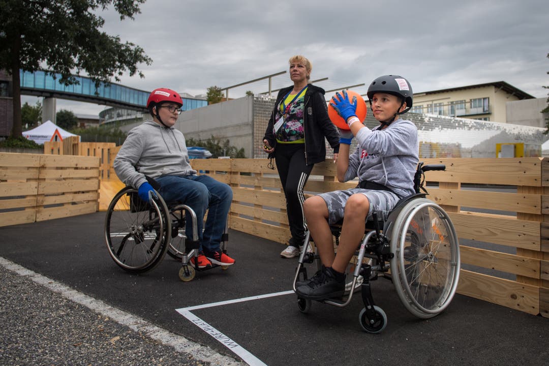 Der Rollstuhlparcours, Spiel ohne Grenzen vor dem GZI Gebäude, im Rollstuhl rechts: Ditmir Gashi. (Bild: Boris Bürgisser, 5. September 2019, Nottwil)