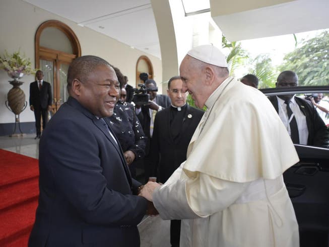 Papst Franziskus wird vom mozambikanischen Präsidenten Filipe Nyusi herzlich im Präsidentenpalast empfangen. (Bild: KEYSTONE/EPA VATICAN MEDIA/VATICAN MEDIA HANDOUT)