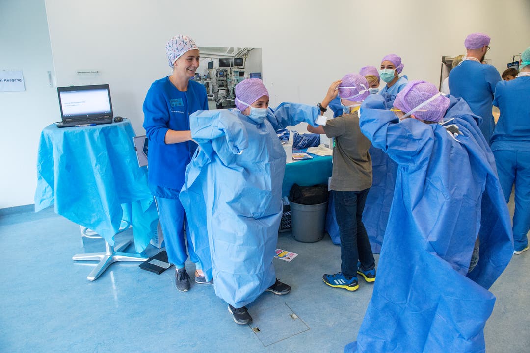 Die Schüler und Schülerinnen konnten sogar in Operationskleider schlüpfen. (Bild: Dominik Wunderli, Sursee, 6. September 2019)