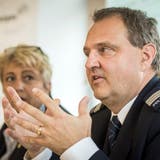 Regierungsrätin Cornelia Komposch und Polizeikommandant Jürg Zingg stellen die Pläne zur Personalaufstockung vor. (Bild: Reto Martin)