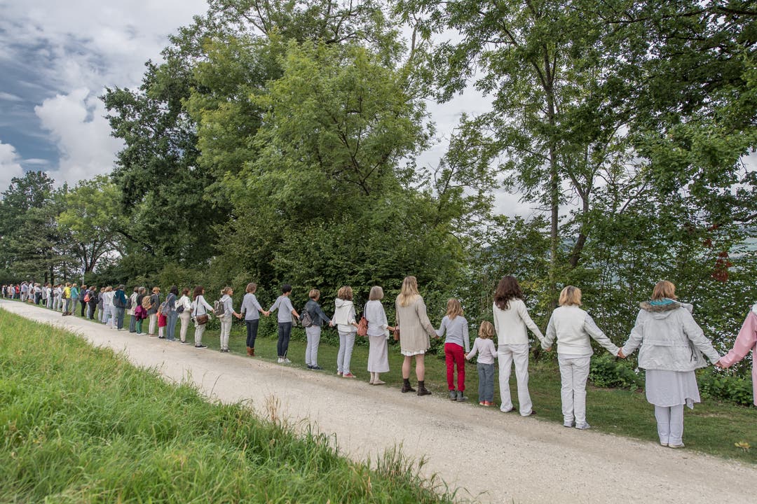 16'000 Frauen wollen rund um den Sempachersee eine Perlenkette bilden indem sie sich die Hände reichen. Auf dem Bild zu sehen ist eine von mehreren Gruppierungen beim Bahnhof Nottwil. Ganz um den See hat es schliesslich bei Weitem nicht gereicht. (Bild: Pius Amrein, Sempach, 7. September 2019) 