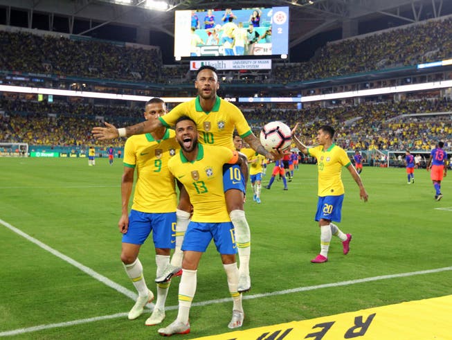 Neymar ist zurück: Der brasilianische Fussballstar feiert gemeinsam mit Dani Alves (13) und Richarlison (9) seinen Treffer zum 2:2 (Bild: KEYSTONE/AP Miami Herald/DAVID SANTIAGO)