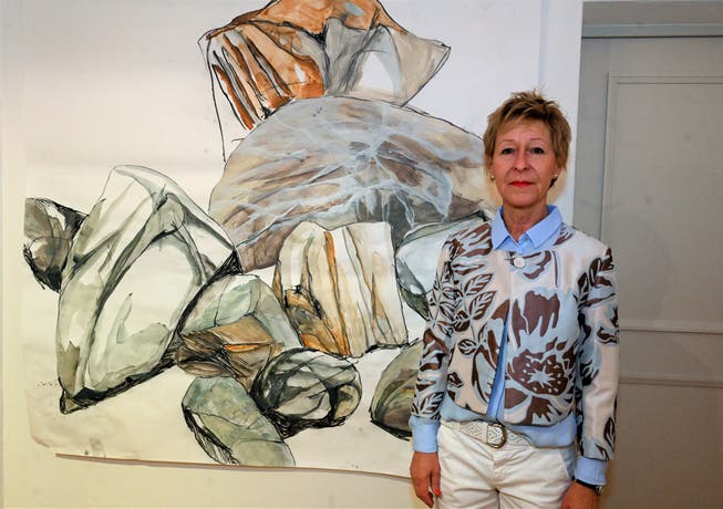 Eleonora Amstutz vor ihrem gewaltigen Kohle-Aquarell «Skizze». (Bild: Romano Cuonz, Stansstad, 6.September 2019)