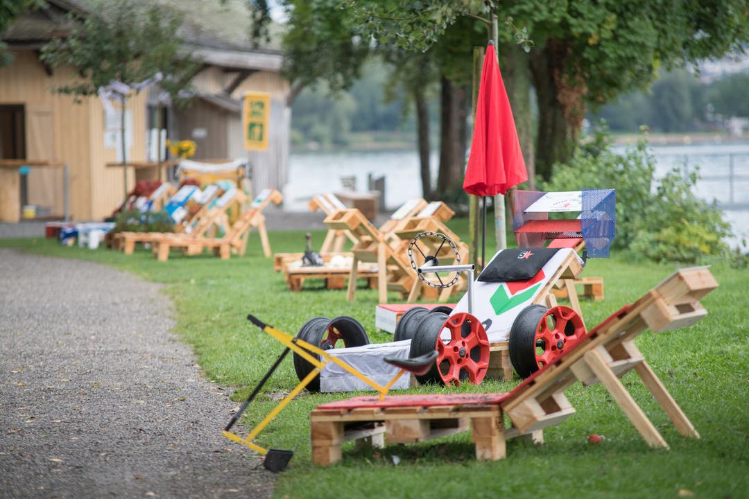 Liegestühle am Ufer des Sempachersees bei der Festhalle in Sempach. (Bild: Pius Amrein, 8. September 2019)