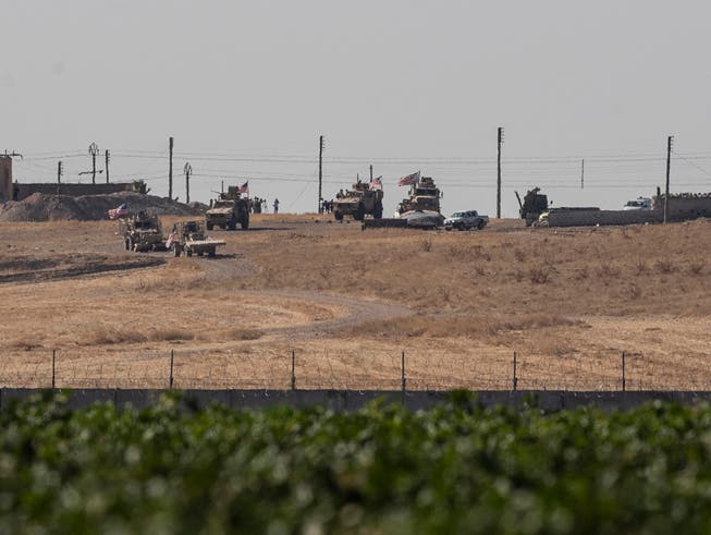 Ankunft amerikanischer Truppen in der nordsyrischen Stadt Tell Abiad, nahe des türkischen Grenzorts Akçakale. Dort patrouillieren sie gemeinsam mit türkischen Soldaten und wollen eine sogenannte Sicherheitszone einrichten. (Bild: KEYSTONE/EPA/SEDAT SUNA)