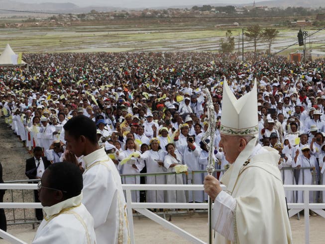 Papst Franziskus hat in Madagaskar für eine Kultur des Miteinander geworben. Das Leid der Menschen sei nicht Gottes Plan, sagte er. (Bild: KEYSTONE/AP/ALESSANDRA TARANTINO)