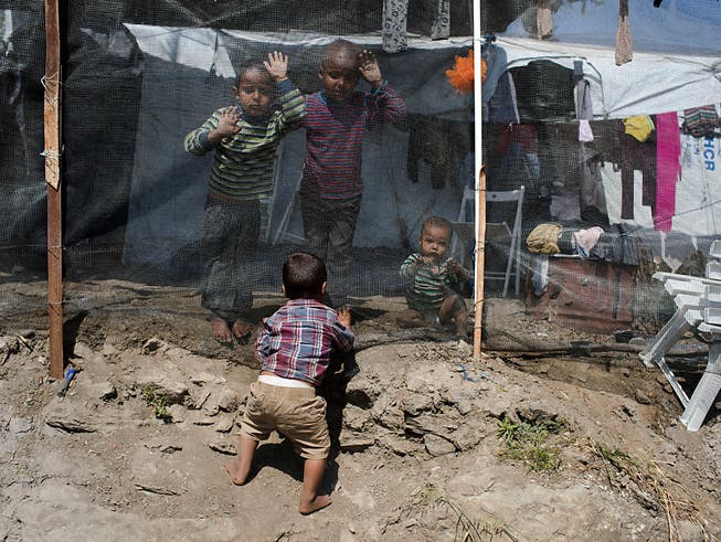 Kinder spielen in einem Flüchtlingscamp auf Lesbos. In den für insgesamt rund 6300 Menschen ausgelegten Registrierlagern auf den griechischen Inseln Lesbos, Chios, Samos, Leros und Kos leben bereits mehr als 20'000 Menschen. (Bild: KEYSTONE/AP/PETROS GIANNAKOURIS)