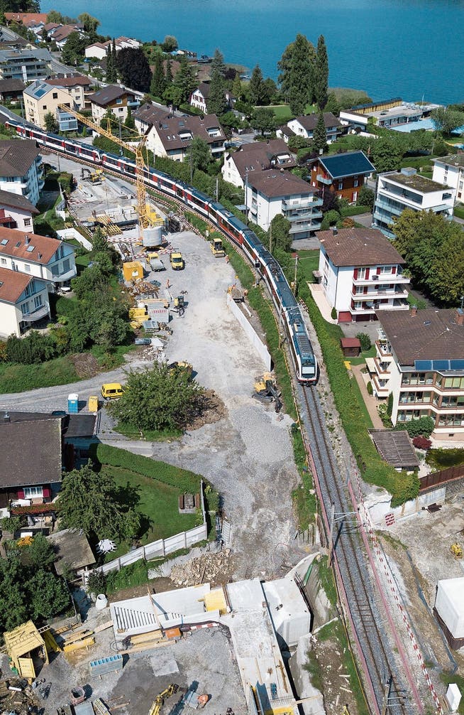 Im Hergiswiler Gemeindeteil Matt entstehen eine neue S-Bahn-Haltestelle (am unteren Bildrand) und eine Doppelspur. )Bild: Boris Bürgisser, 29. August 2019)