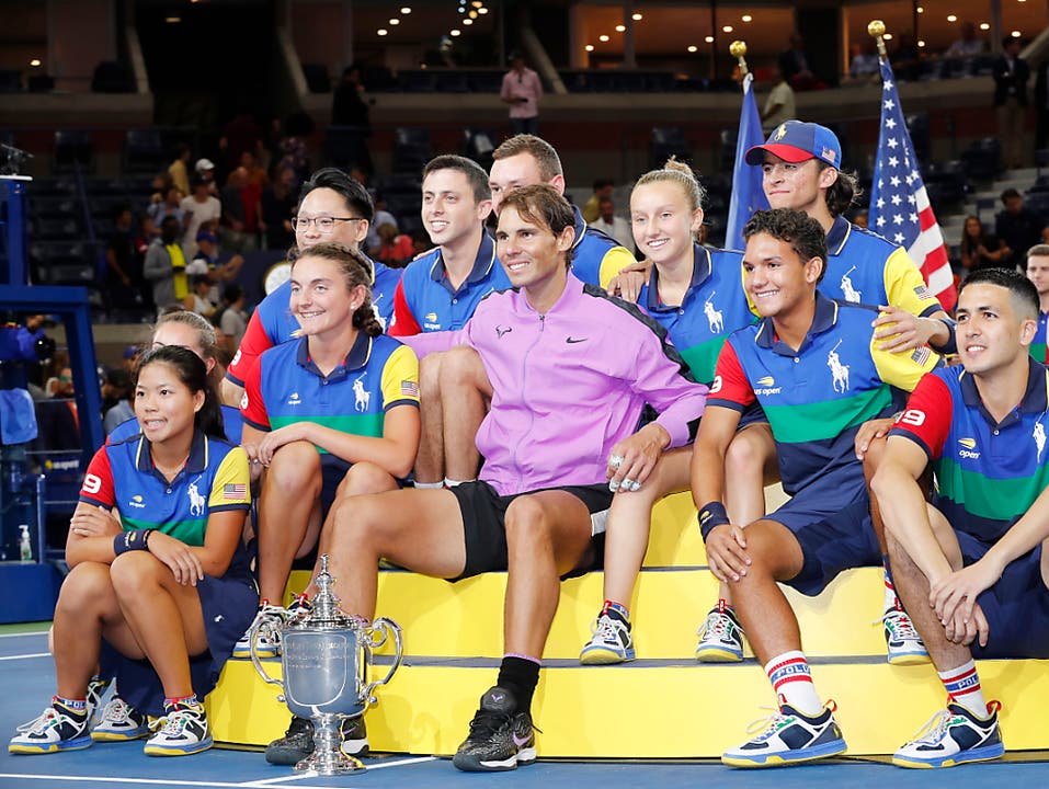 Ein grosser Sieger: Rafael Nadal mit den Ballkids (Bild: KEYSTONE/EPA/JOHN G. MABANGLO)