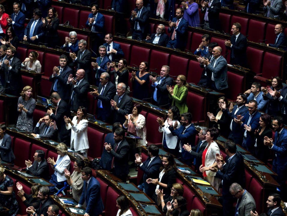 Nach einer ganztägigen Sitzung stimmten am Montagabend in Rom 343 Parlamentarier mit Ja, 263 mit Nein, und 3 enthielten sich der Stimme. (Bild: KEYSTONE/EPA ANSA/ANGELO CARCONI)