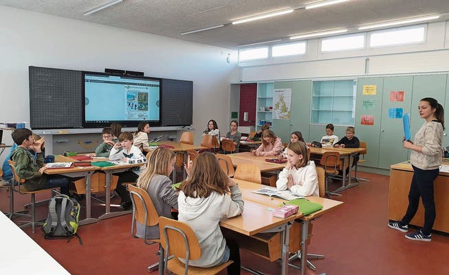 Lehrerin Lea Bacilieri unterrichtet in einem der neuen Schulzimmer der Primarschule Stetten eine vierte Klasse in Englisch.v