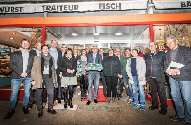 Das Who-is-Who des Schwimmclubs Kreuzlingen mit Präsident Max Wicker und einer Geburtstagstorte.