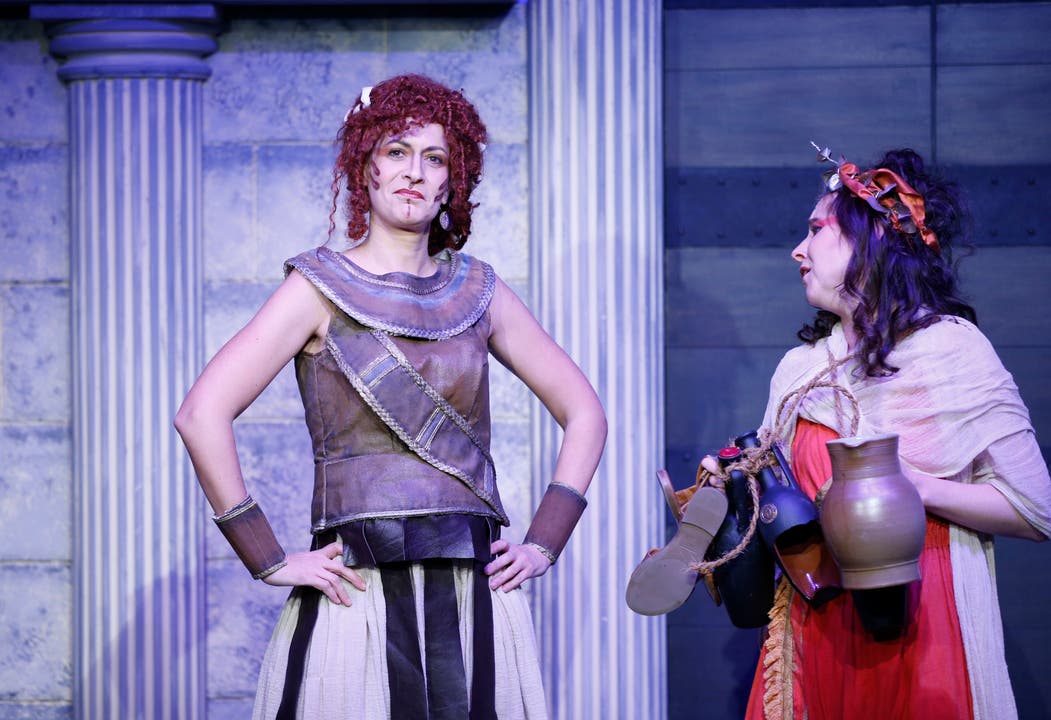 Die Spartanerin Lampito (Daniela Jung, links) und die Athenerin Myrrhine spannen zusammen.