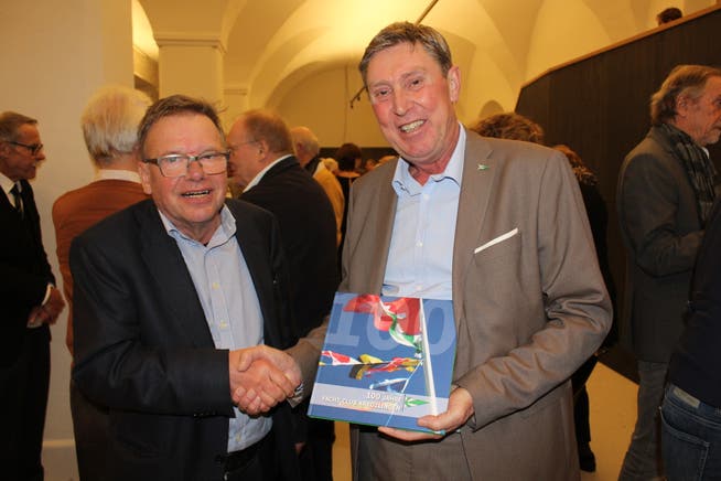 Autor Rolf Hürzeler und Rolf Zwicky, Präsident des Yacht-Clubs Kreuzlingen, an der Jubiläums-Buchvernissage.