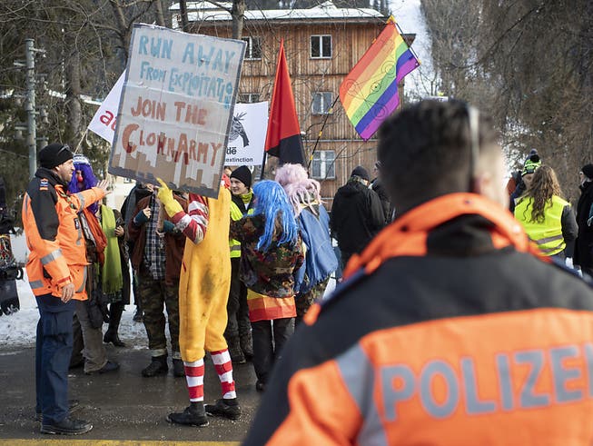 Bunt gegen das WEF und die Klimaleugner: Die Manifestation in Davos brachte rund hundert Personen auf die Strasse.