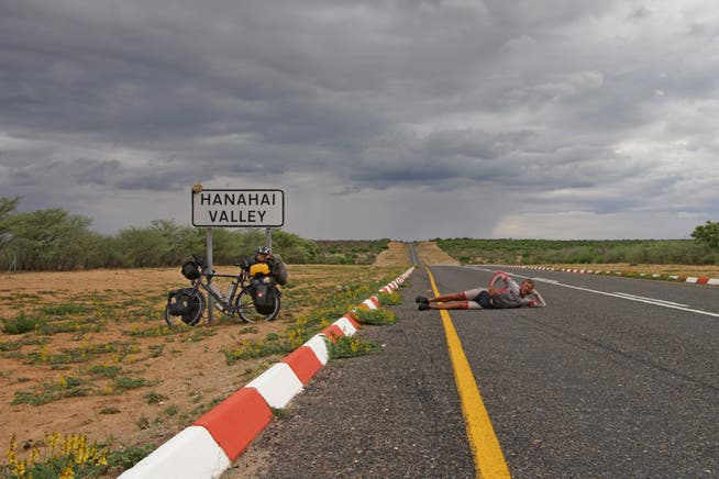 Nur in der Einsamkeit Afrikas möglich: Fotoshooting auf dem Trans-Kalahari-Highway in Botswana.
