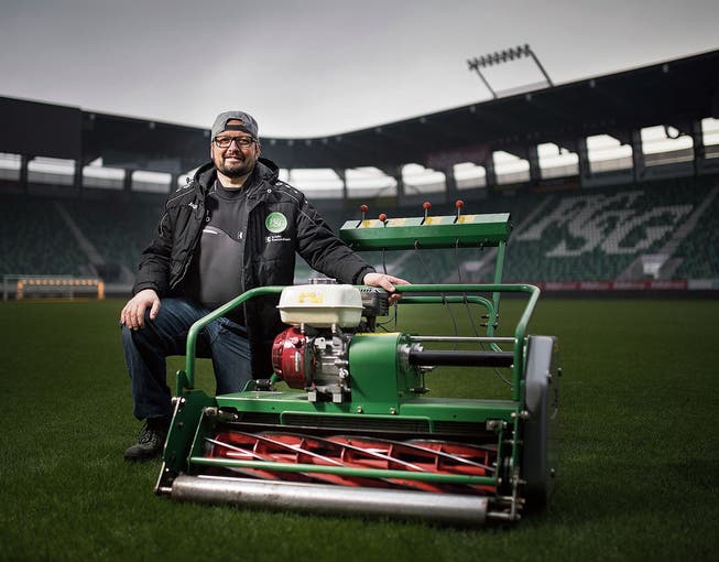 Rasenpflege ist seine Leidenschaft: Ivan Bonderer arbeitet seit vier Jahren für den FC St.Gallen.