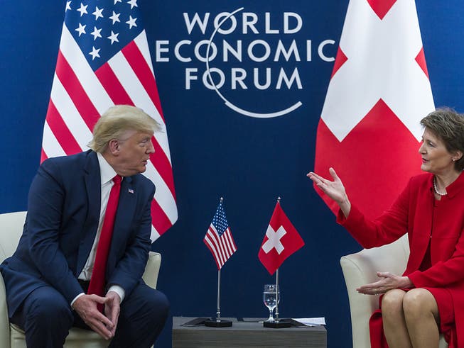 Streben Handelsabkommen an, aber einige Hürden bleiben bestehen: Bundespräsidentin Simonetta Sommaruga gemeinsam mit US-Präsident Donald Trump vor den Medien in Davos.