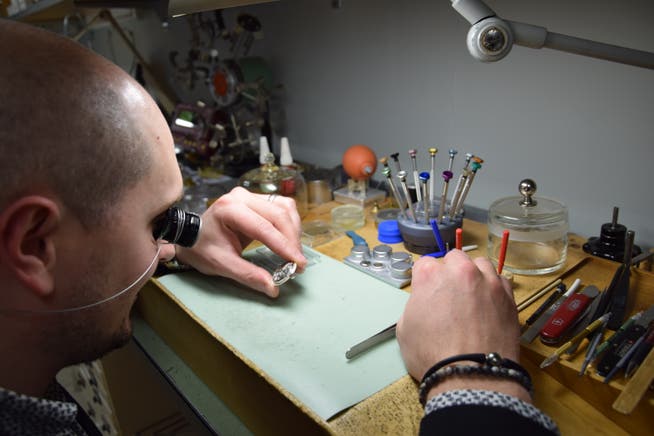 Eine ruhige Hand ist unabdingbar: Roman Brändli repariert in der Werkstatt eine Uhr.