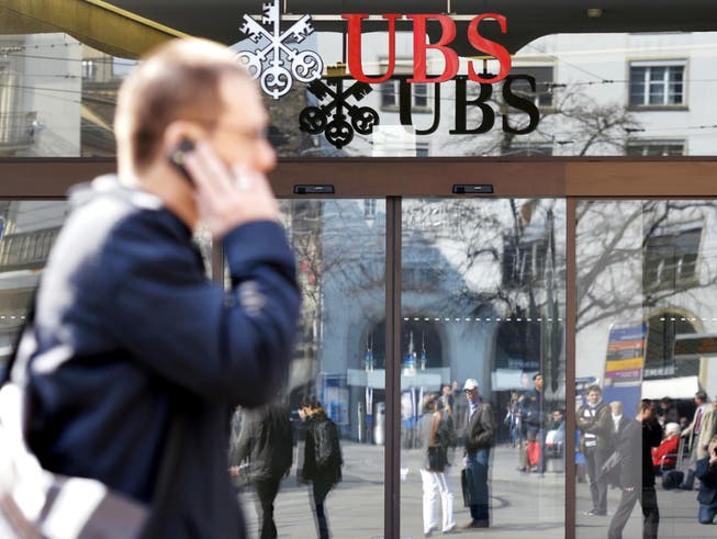Die Grossbank UBS passt mit der Veröffentlichung der Jahreszahlen ihre Renditeziele nach unten an.