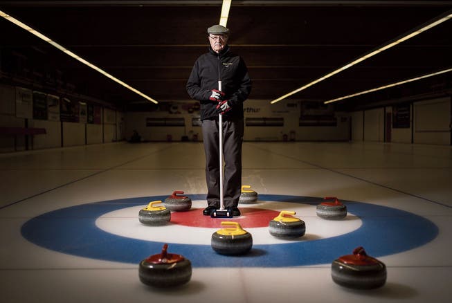 Richard Schmid unterrichtet in der Curlinghalle in Wildhaus interessierte Schnuppercurler in der herausfordernden Sportart. Manchmal macht er dies auch auf Englisch. 