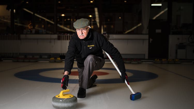 Wenn Richard Schmid Curling-Instruktionen in Englisch halten kann, ist das für ihn das «Zückerchen» des Tages. (Bilder: Benjamin Manser)