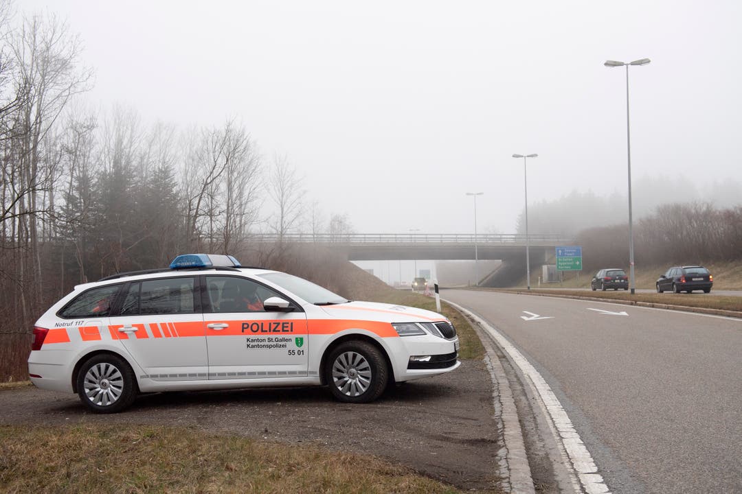 Die St.Galler Kantonspolizei hat sämtliche Autobahneinfahrten überwacht. Ein Fahrzeug stand beispielsweise in der Nähe des Kybunparks.