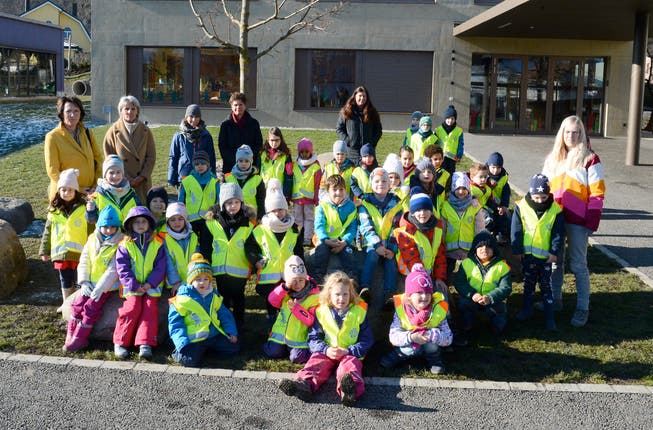 Die Schule empfiehlt, dass die Kinder zusätzlich zum Streifen auch die gelbe Sicherheitsweste anziehen.