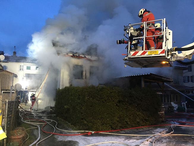Beim Hausbrand in Schwanden wurde eine Person getötet, eine weitere Person erlitt schwere Verbrennungen.